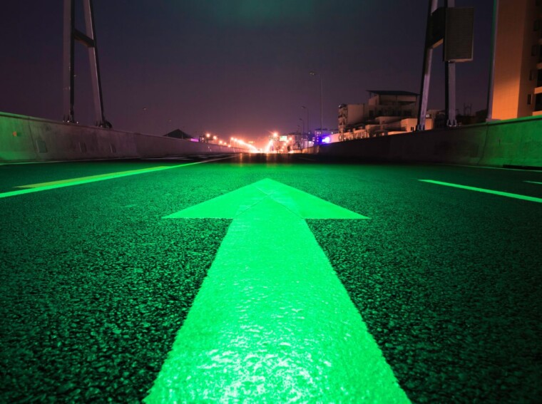 green arrow showing red light