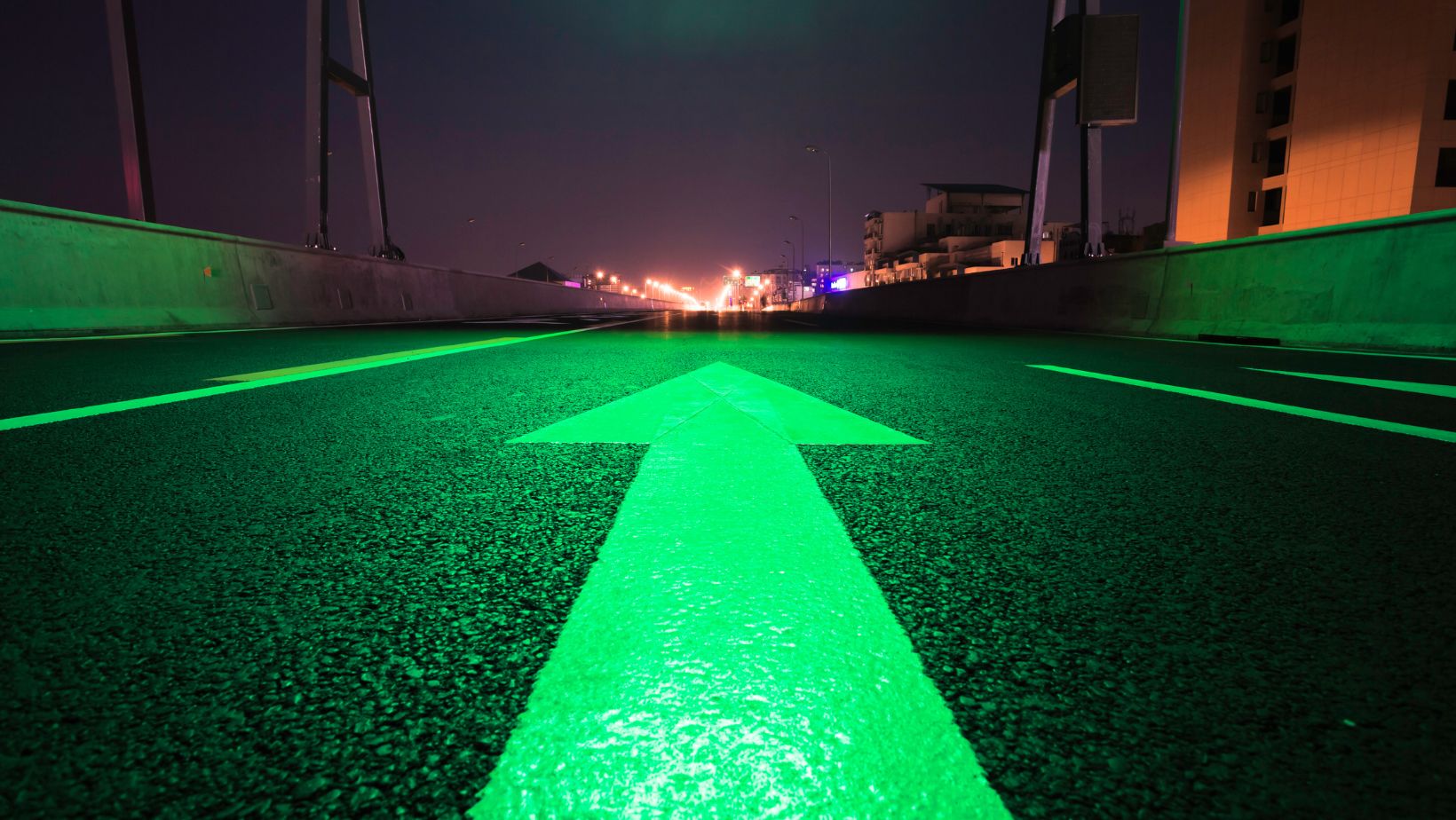 green-arrow-showing-red-light-and-orange-light-the-hake